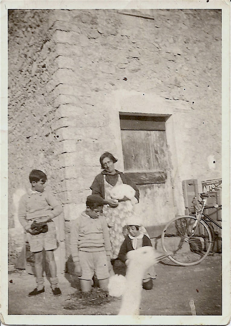 Blanche AUNE et ses enfants vers 1930
