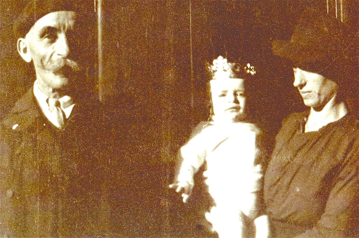 Valentin FERMIER , sa fille  Marie FERMIER et son petit fils Yves PEYRANI  en 1938