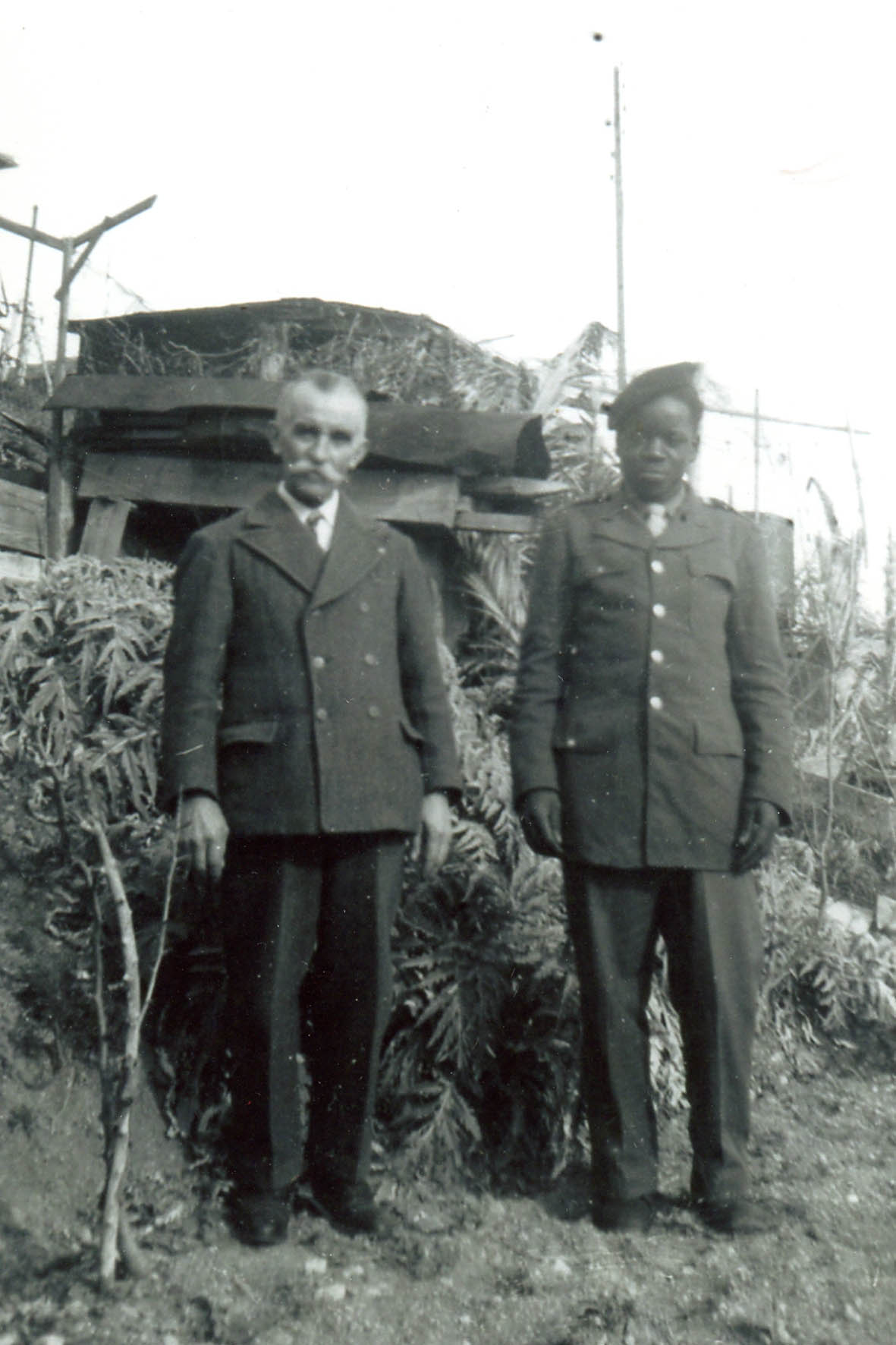 Valentin FERMIER avec un tirailleur sénégalais en 1945