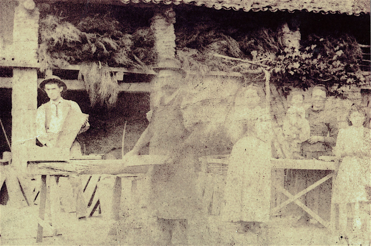 La famille AUNE à la poterie familiale