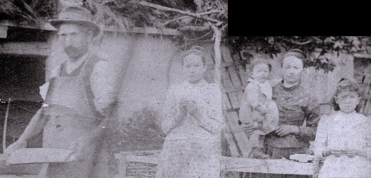 La famille AUNE à la poterie familiale