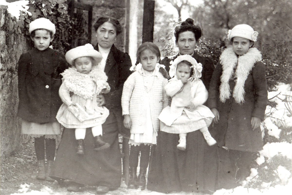 Noémie et Elisa AUNE avec leurs filles