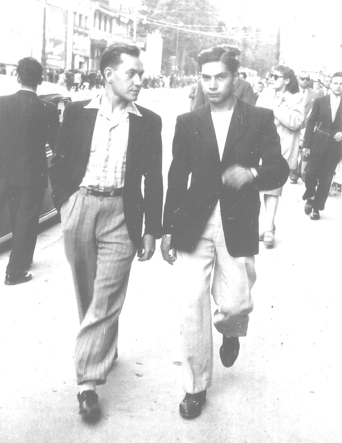 Alexis AUNE dans la rue avec un copain