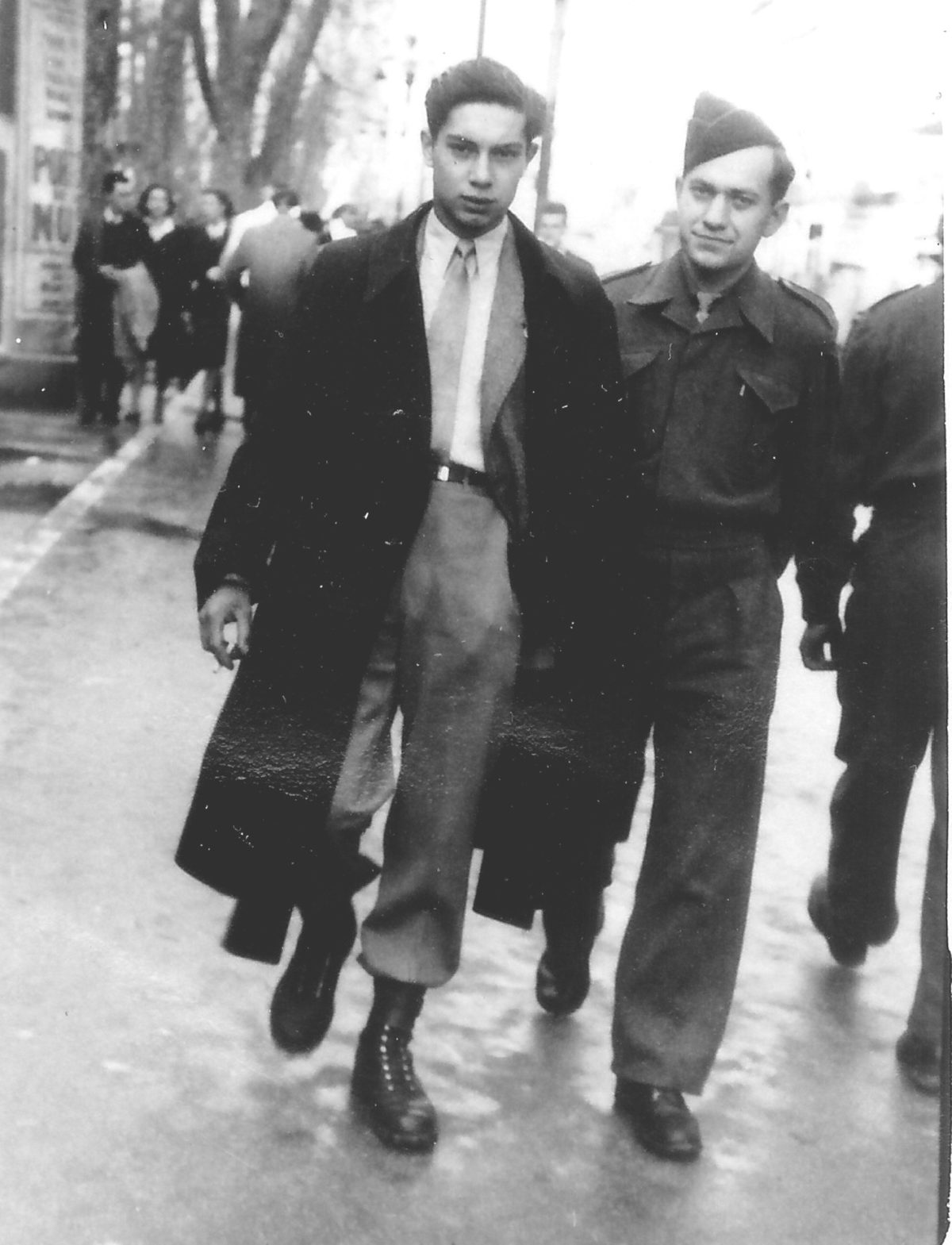 Alexis AUNE en soldat dans la rue