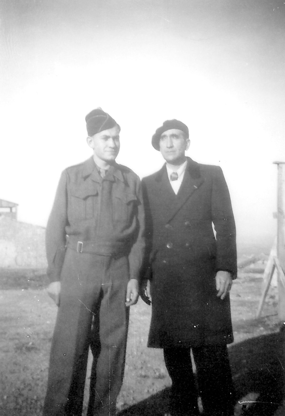 Alexis AUNE en soldat avec son père