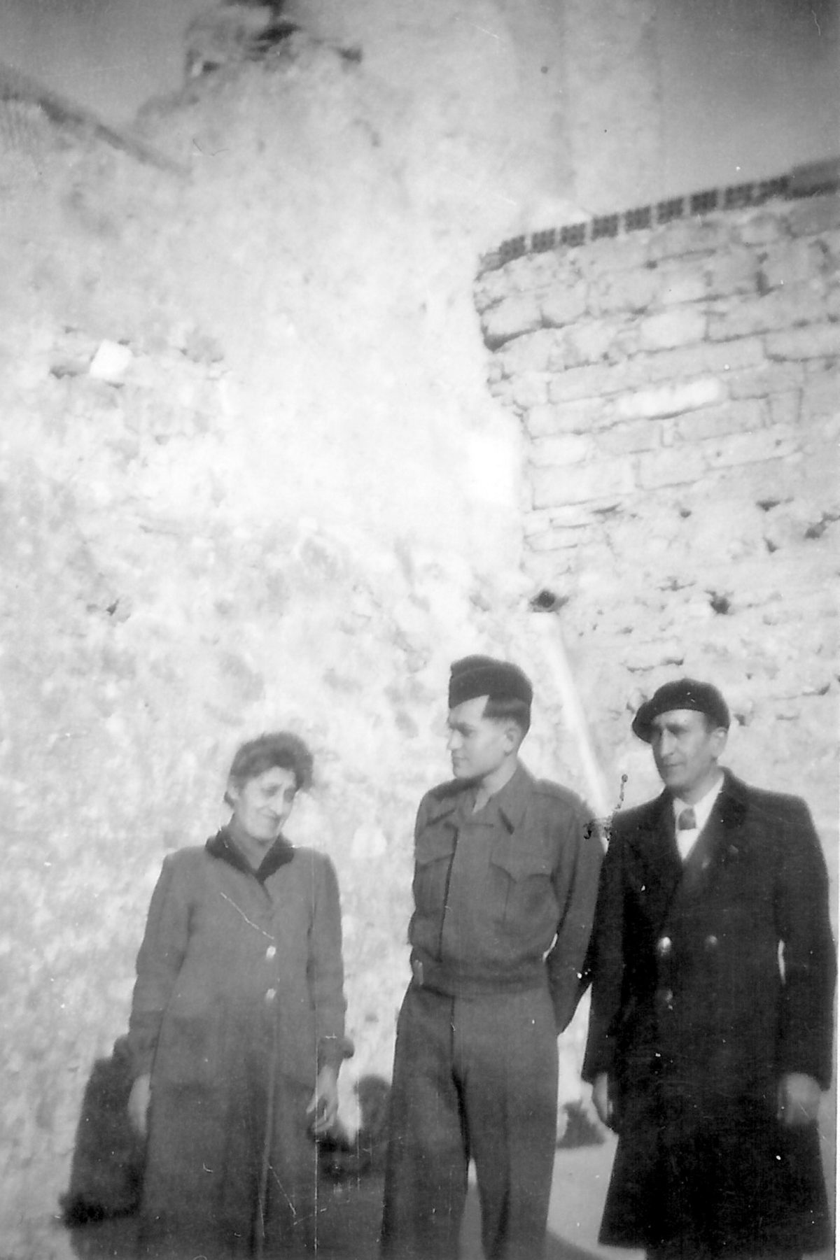 Alexis AUNE en soldat avec ses parents
