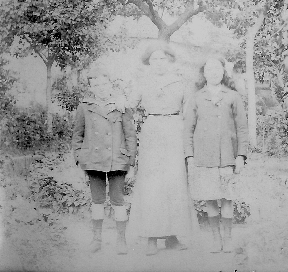 Roger et Rolande CORBY en 1929 à Conflant Sainte Honorine avec leur mère Marie-Louise ACEZAT