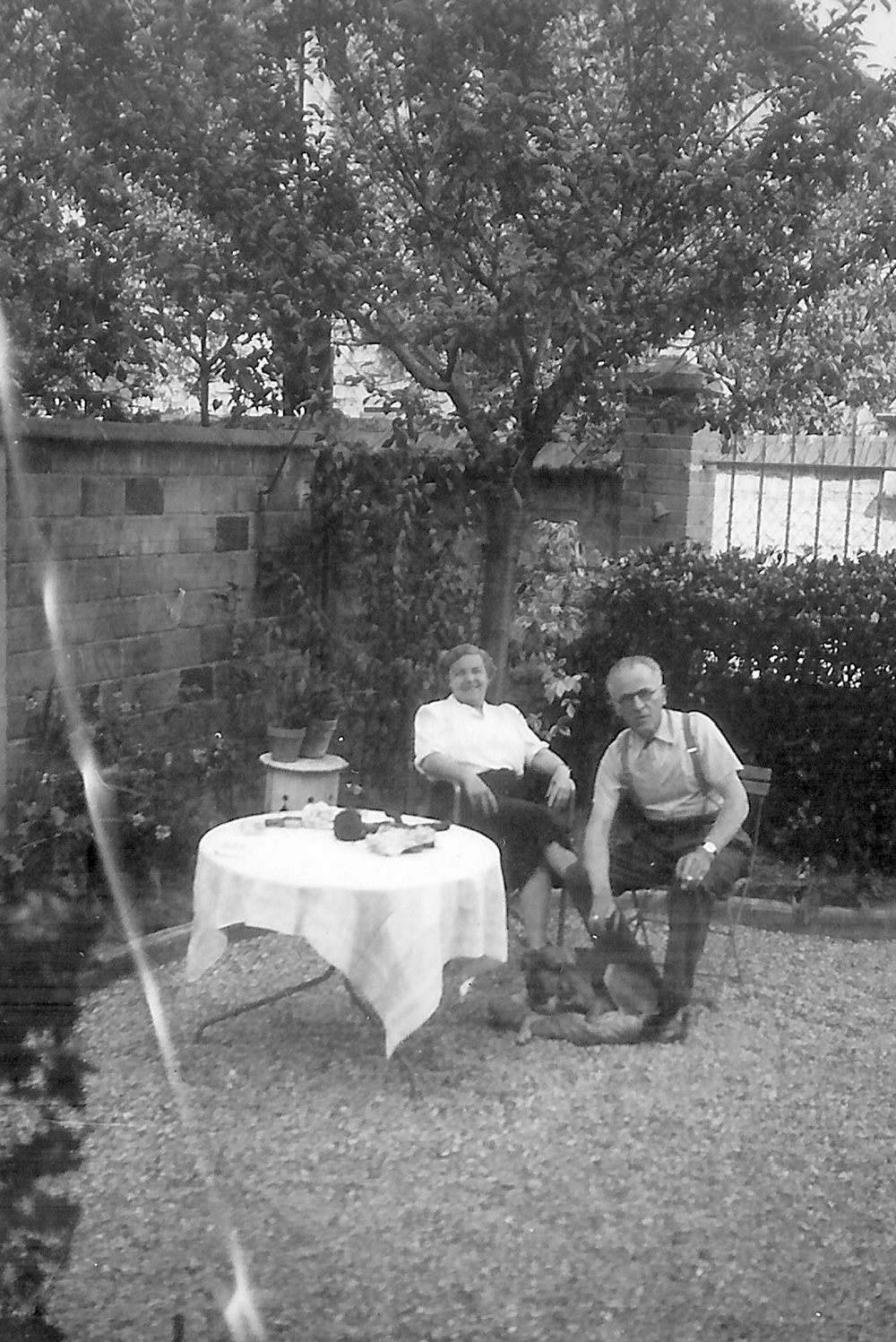 Léa et Charles LUDWIG dans leur maison de à la Varennes en 1940