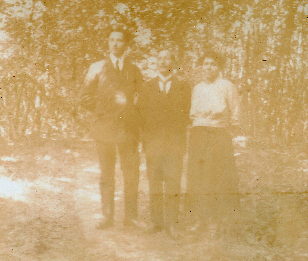Roger, CORBY Lucien TERRASSE et Antoinette (voisine de Raymonde) en 1923
