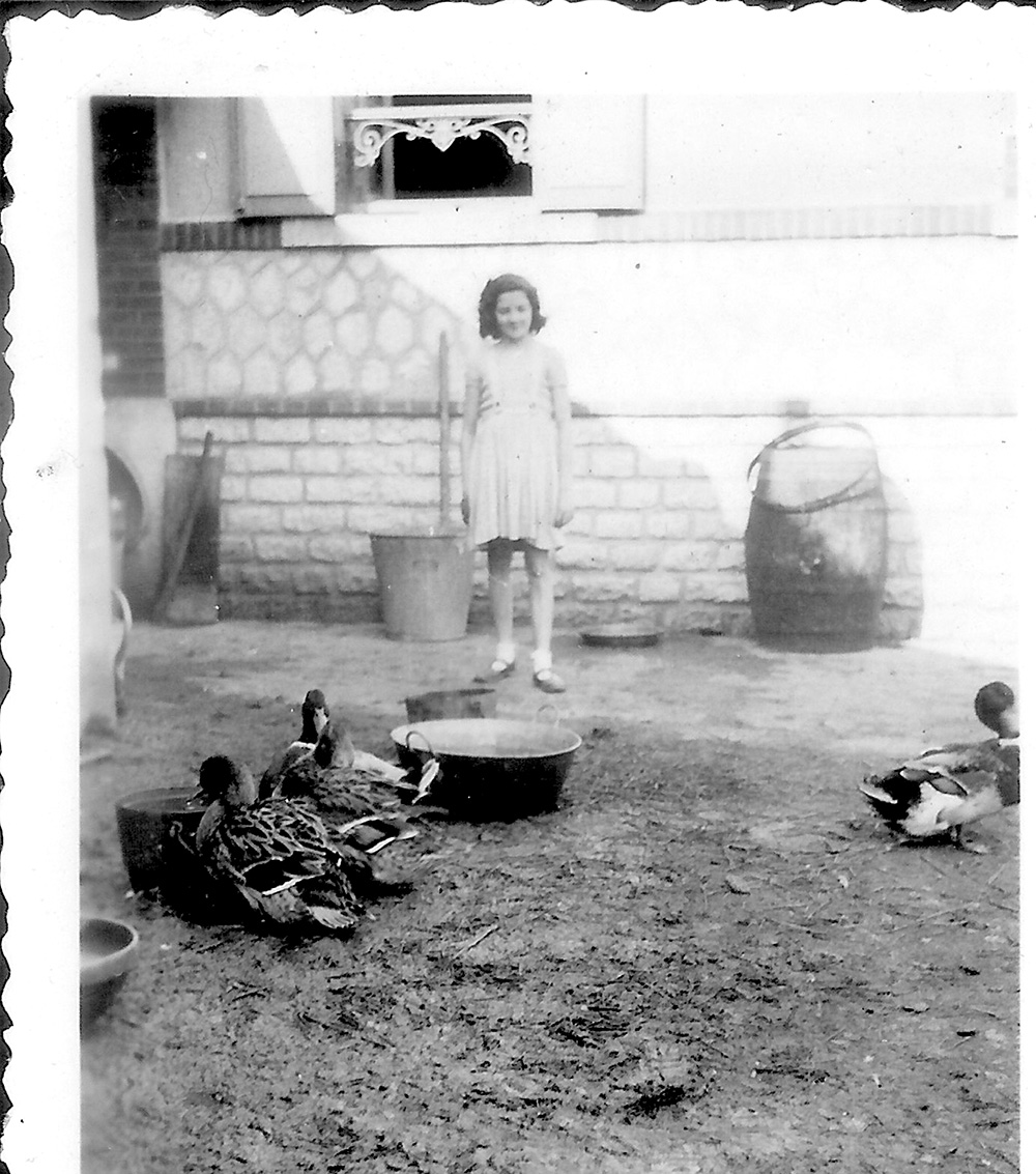 Paulette TERRASSE à Miguerette devant les canards