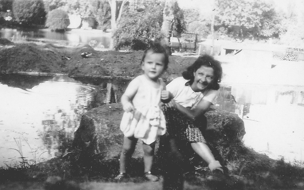 Paulette TERRASSE et Marie-Elisabeth GORDOWSKI au parc Montsouris en août 1946