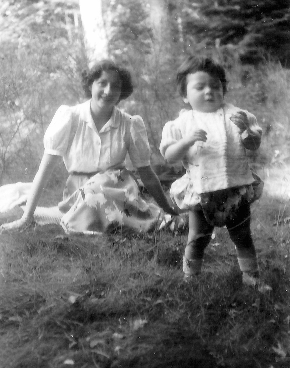 Paulette TERRASSE et son neveu Jean-Luc ROUDIER en août 1952 à Provenchères