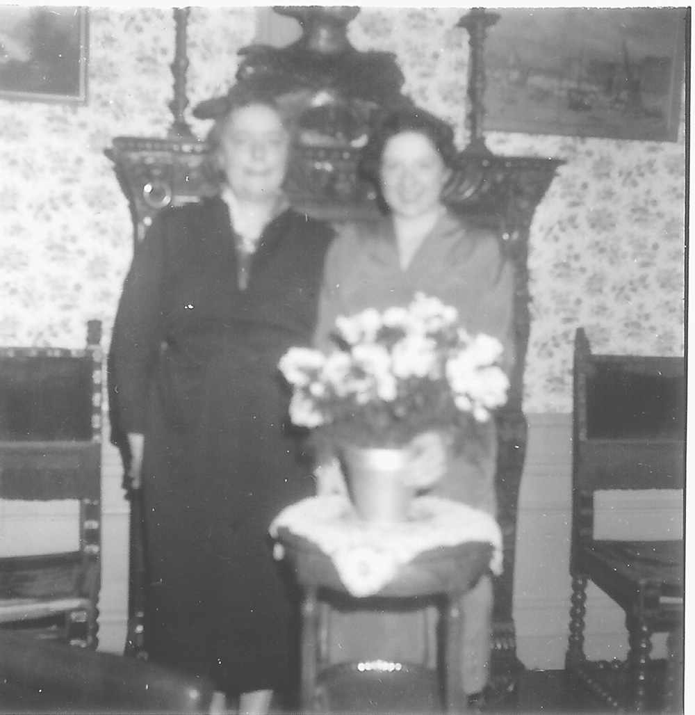 Paulette TERRASSE et sa mère le jour des fiançailles