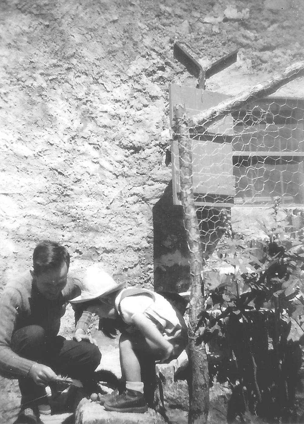Alexis AUNE et sa fille Laurence à Montrant en juillet 1957