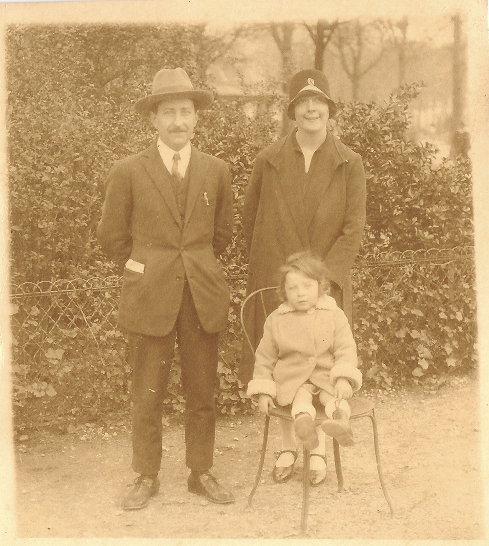 Lucien TERRASSE avec sa femme et sa fille au Champ de mars