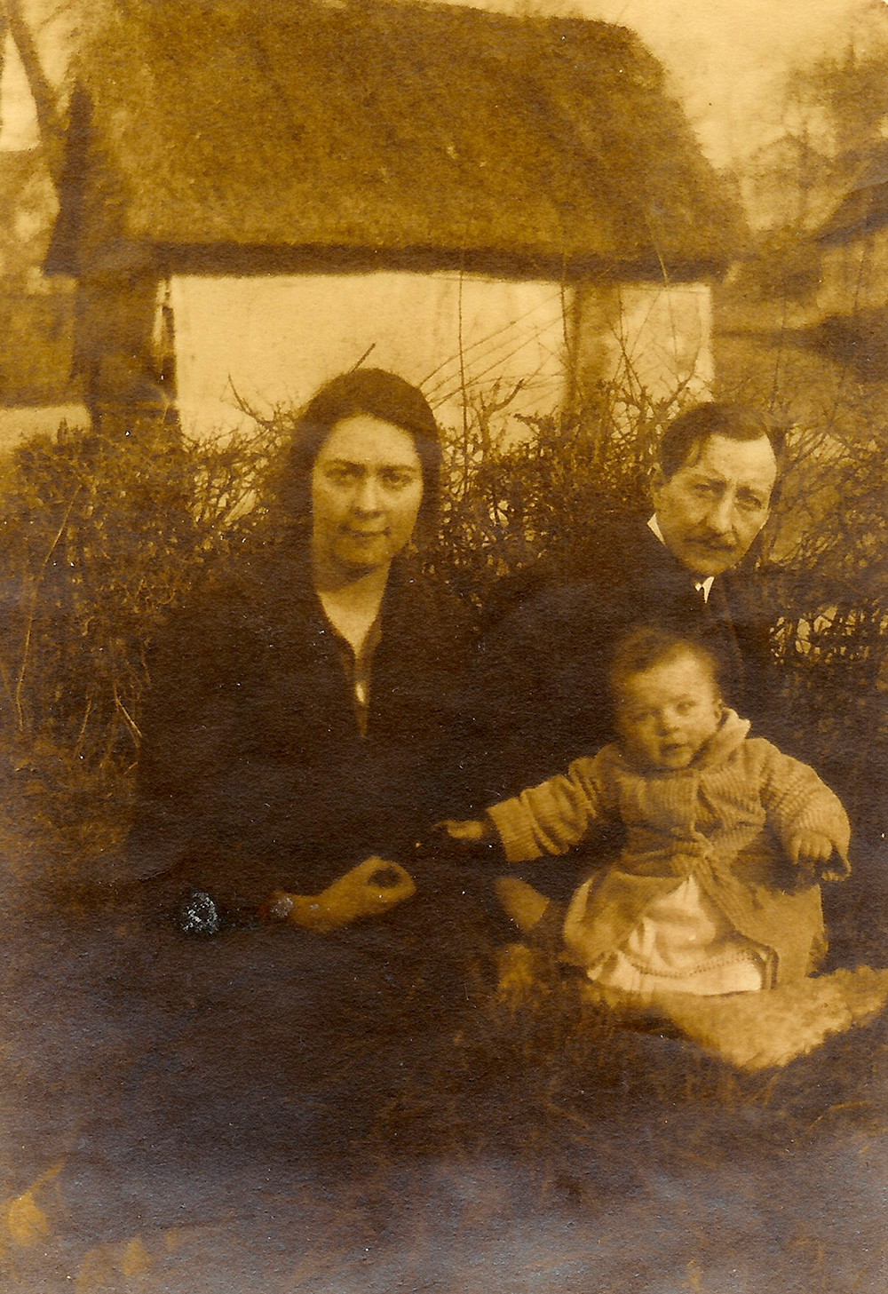 Lucien et Rolande TERRASSE avec leur fille Jacqueline à Neufchâtel