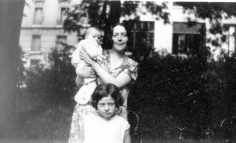 Rolande TERRASSE et ses deux filles Jacqueline et Paulette au parc Montsouris