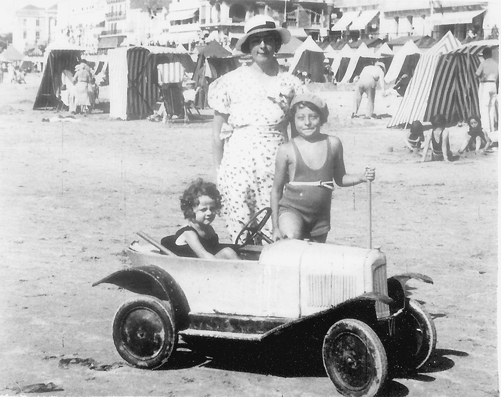 Rolande TERRASSE et ses filles Jacqueline et Paulette en 1933 aux sables d&rsquo;Olonne