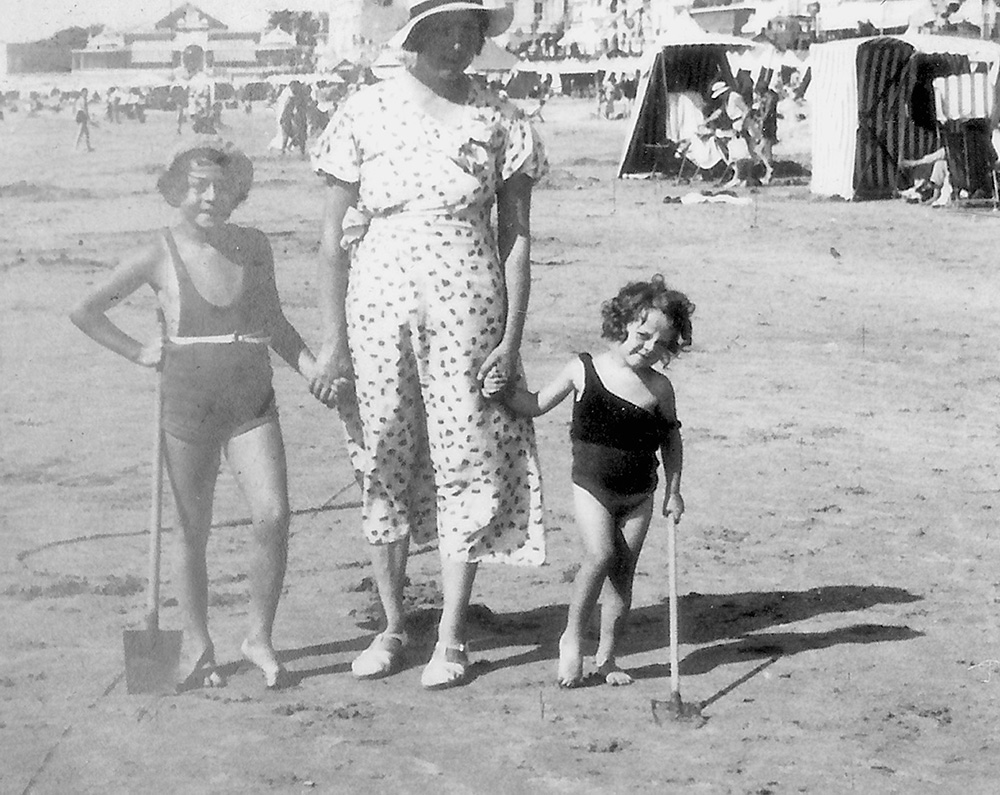 Rolande TERRASSE et ses filles Jacqueline et Paulette en 1933 aux sables d&rsquo;Olonne