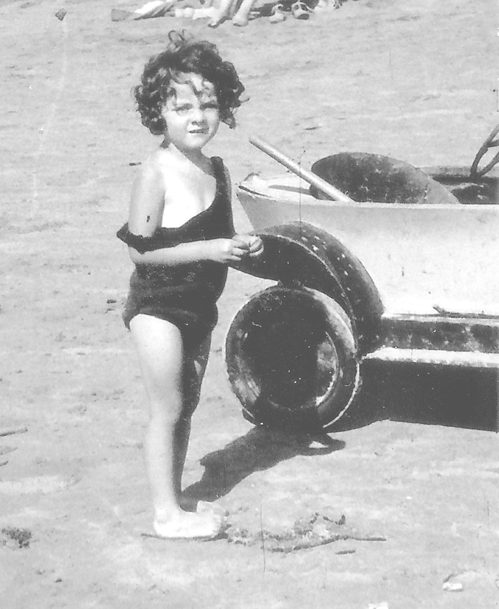Paulette TERRASSE en 1933 aux sables d&rsquo;Olonne