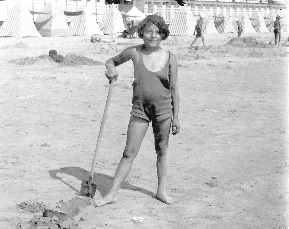Jacqueline TERRASSE en 1933 aux sables d&rsquo;Olonne