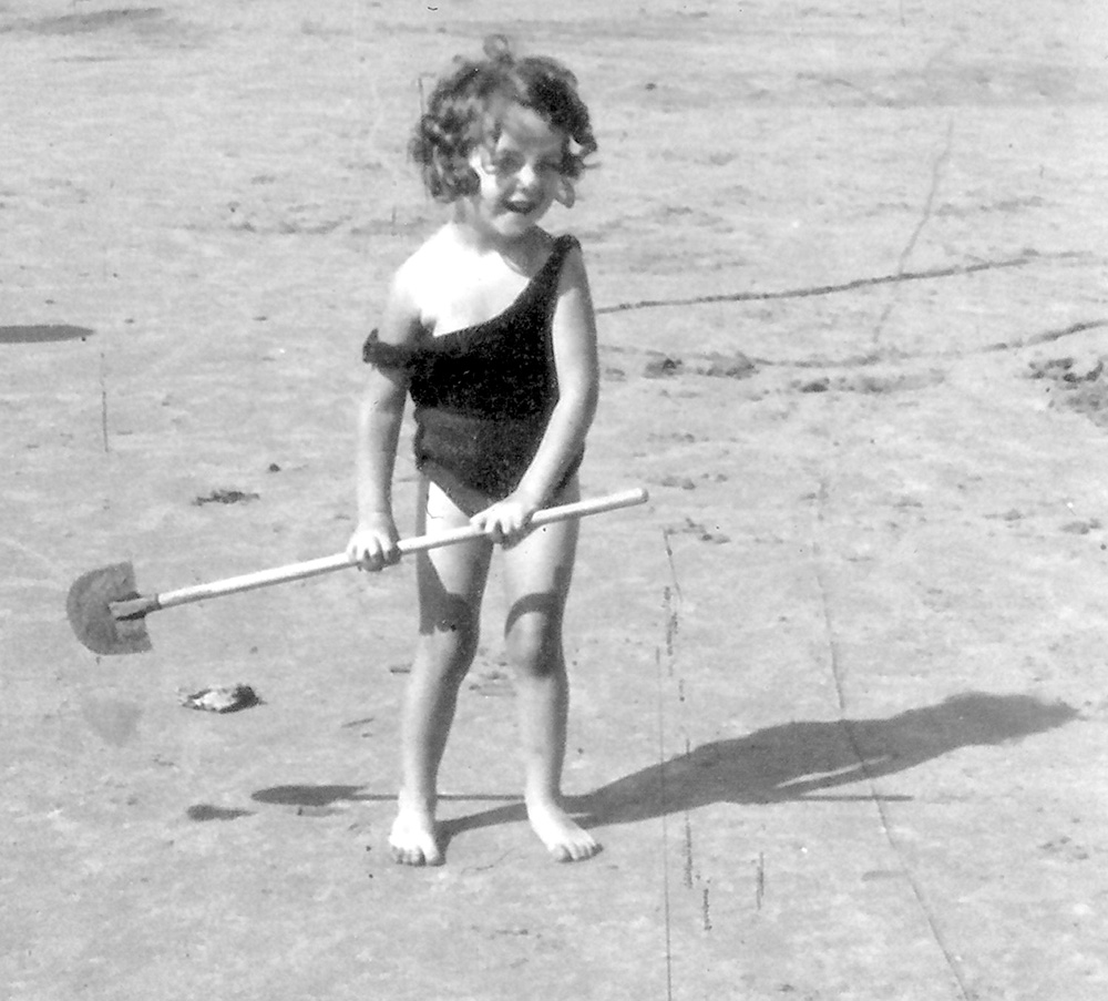 Paulette TERRASSE en 1933 aux sables d&rsquo;Olonne
