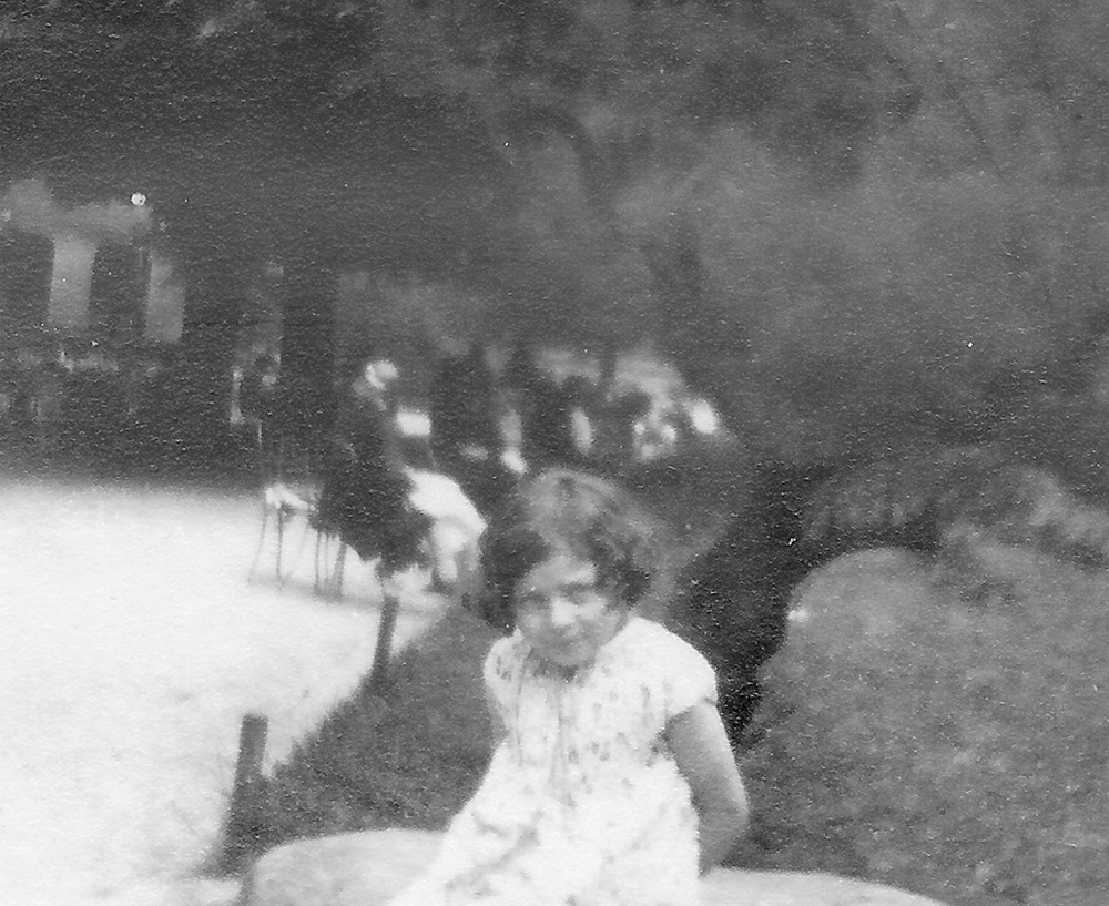 Jacqueline TERRASSE rue Montsouris en 1930