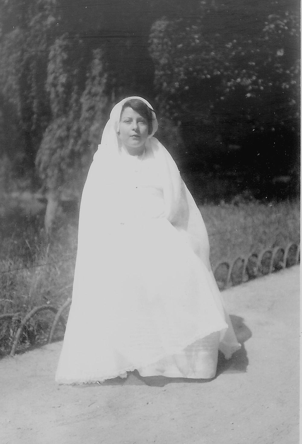 1ère communion de Jacqueline TERRASSE au parc Monsouris