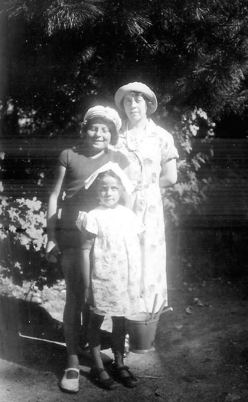 Rolande TERRASSE et ses filles Jacqueline et Paulette en septembre 1935 à Carnac (maison Yvon)