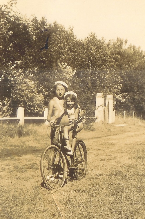 Jacqueline et Paulette TERASSE en septembre 1935 à Carnac