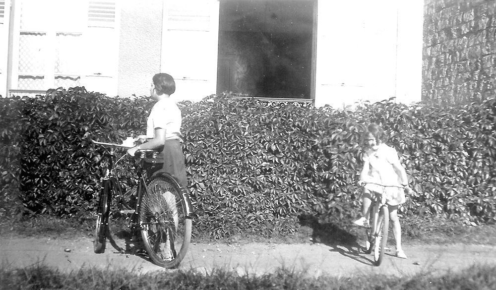 Jacqueline et Paulette TERRASSE avec Raymonde TERRASSE  en 1938 à Valmondois