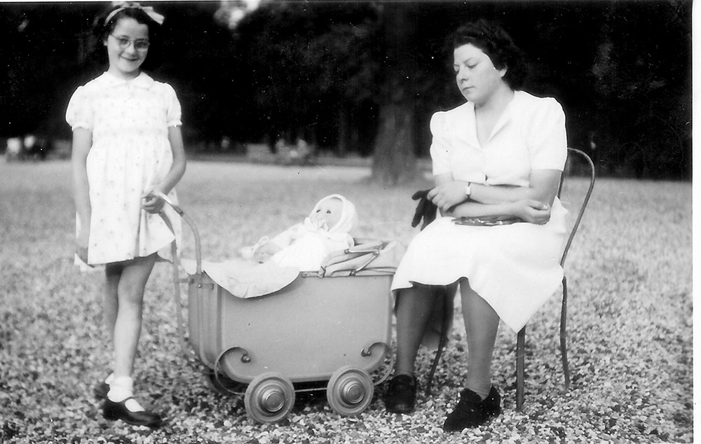 Jacqueline et Paulette TERRASSE au square de la Mouette