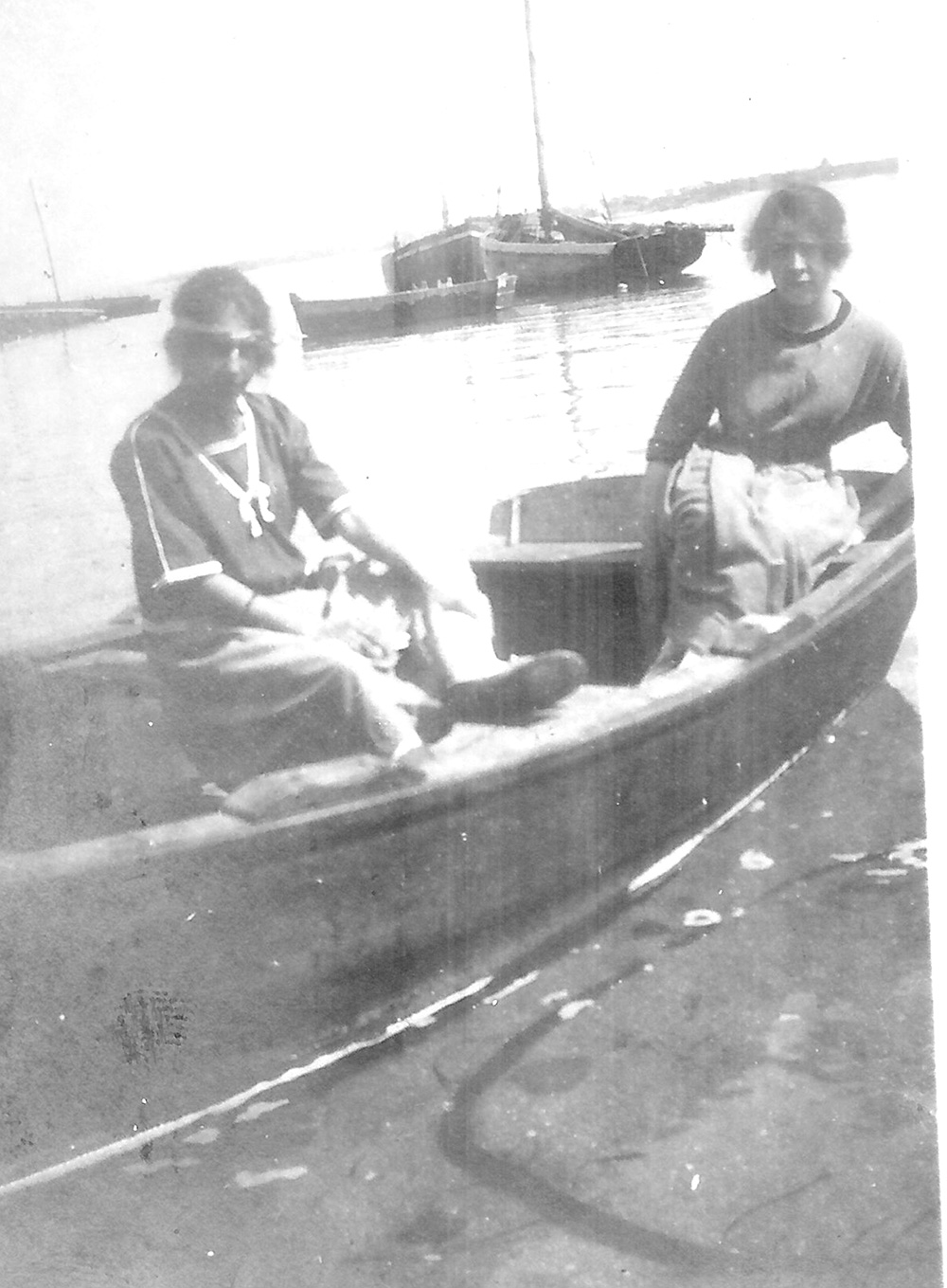 Rolande CORBY et son amie Aline à la Baule en 1920