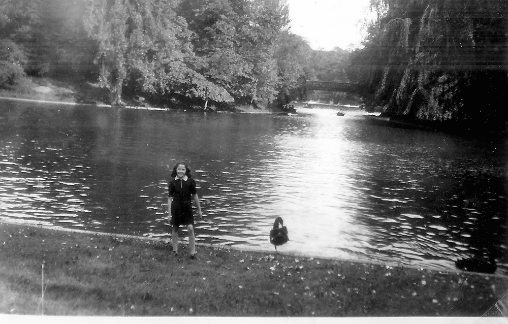 Paulette AUNE au bois de Boulogne