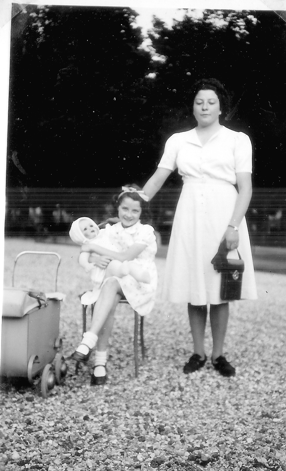 Jacqueline et Paulette TERRASSE au bois de Bologne