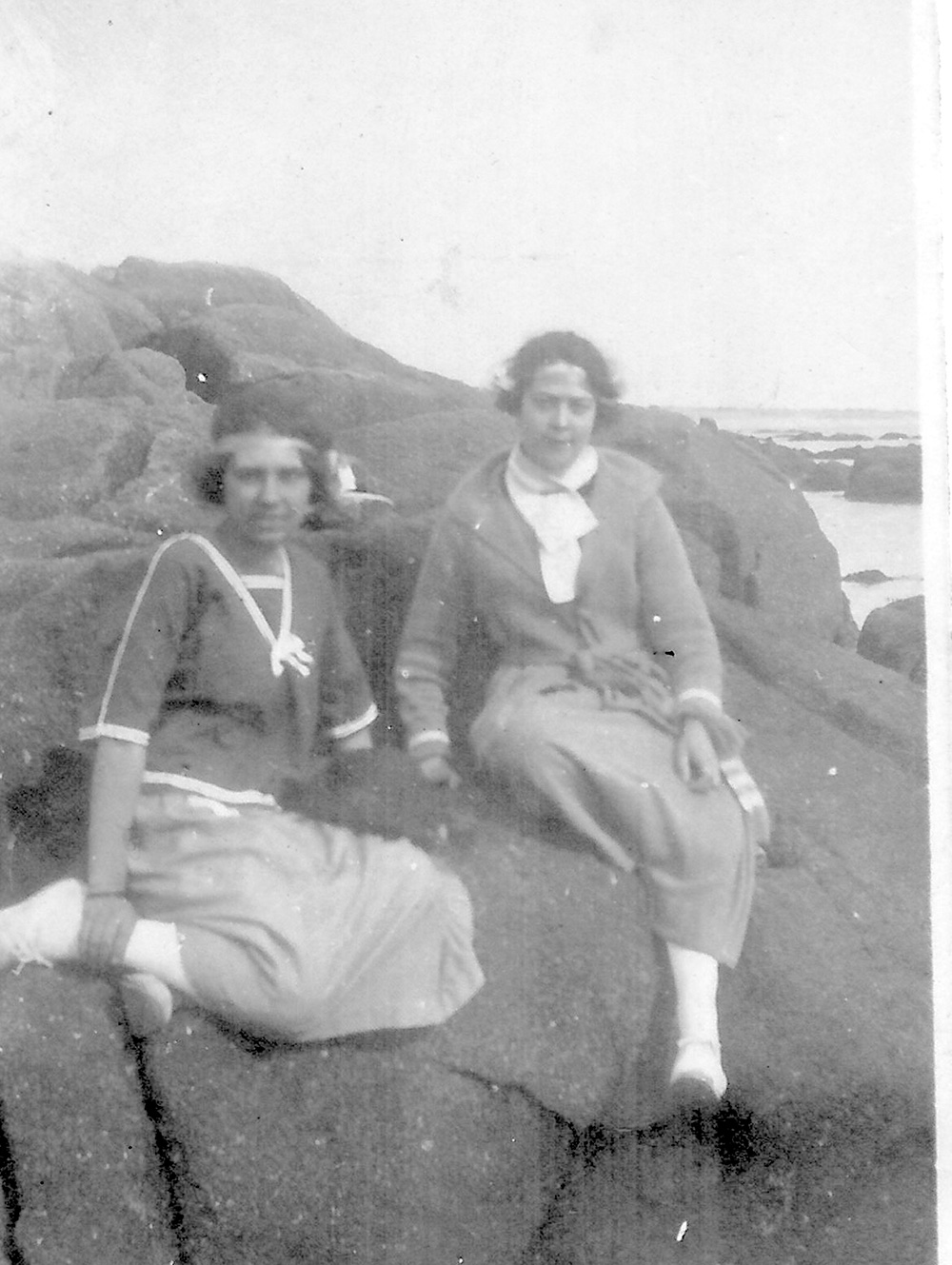 Rolande CORBY et son amie Aline à la Baule en 1920