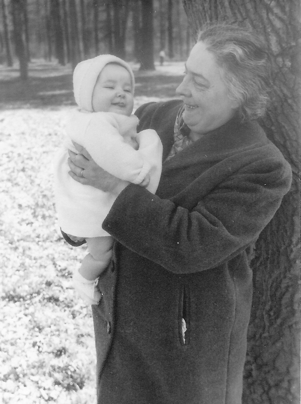Rolande TERRASSE et sa petite fille Laurence AUNE à 5 mois (Pâques 1959)