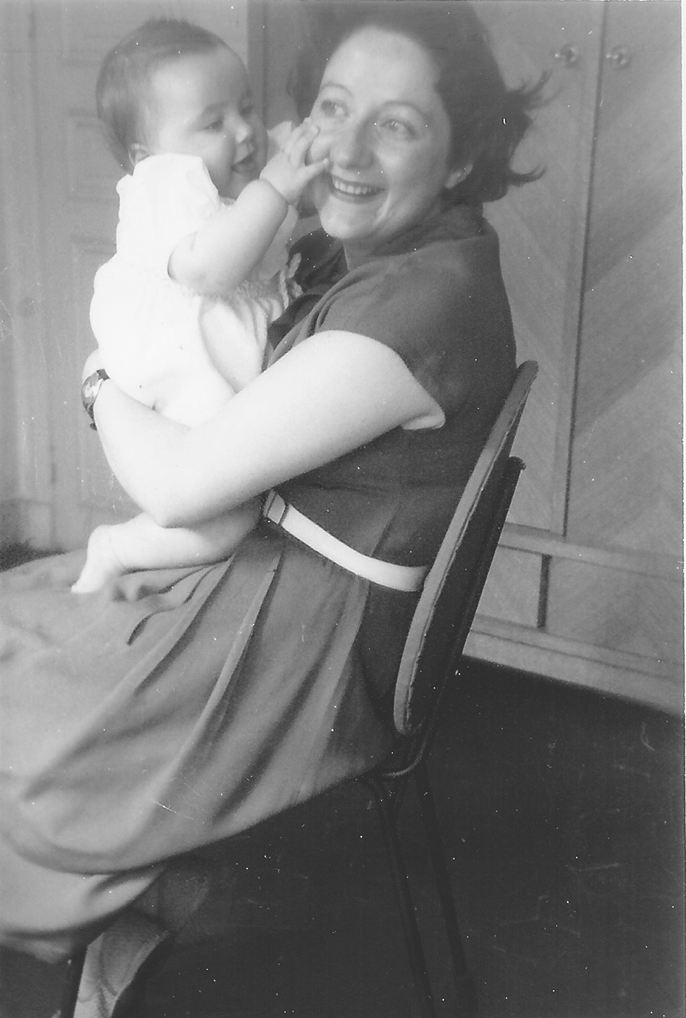Paulette TERRASSE et sa fille Laurence AUNE à 8 mois