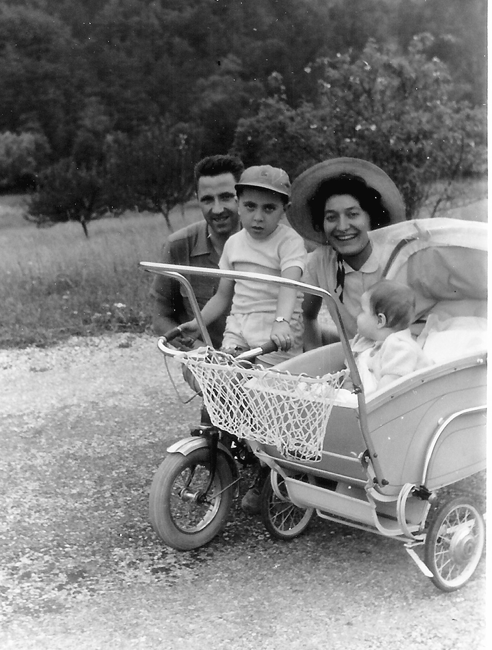 Francis BRET et sa femme Lucienne AUNE, avec Lucien BRET et Laurence AUNE