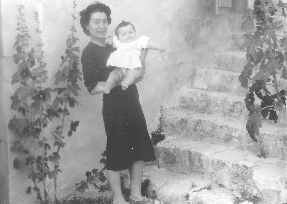 Lucienne AUNE et sa nièce Laurence AUNE (9 mois) à Montbrant