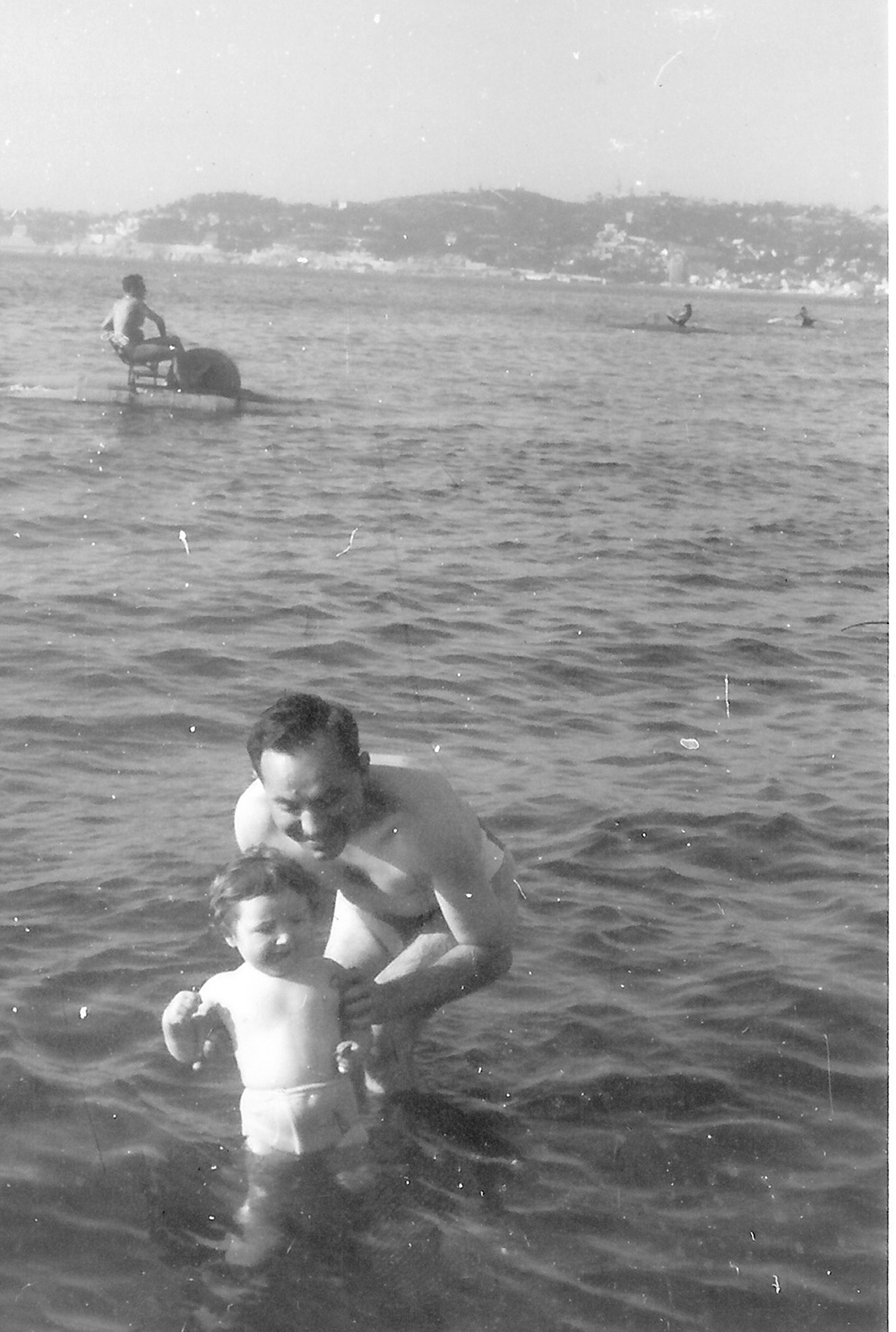 Alexis AUNE et sa fille Laurence prennent un bain de mer à Marseille