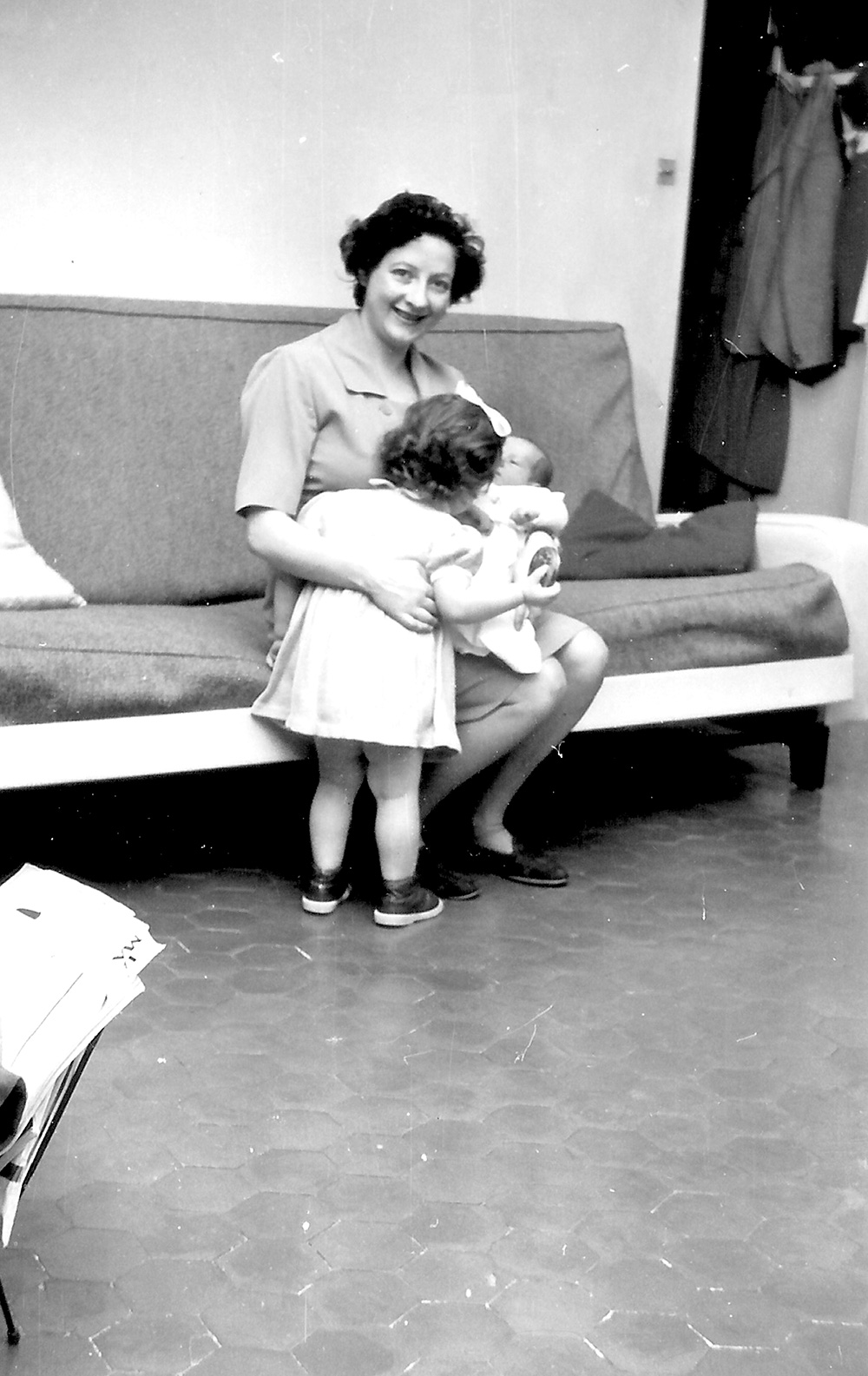Paulette TERRASSE et ses deux enfants en novembre 1960