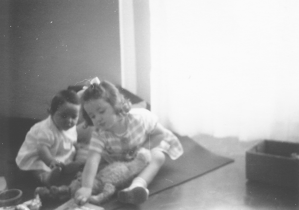 Laurence et Thierry AUNE jouent ensemble en 1961