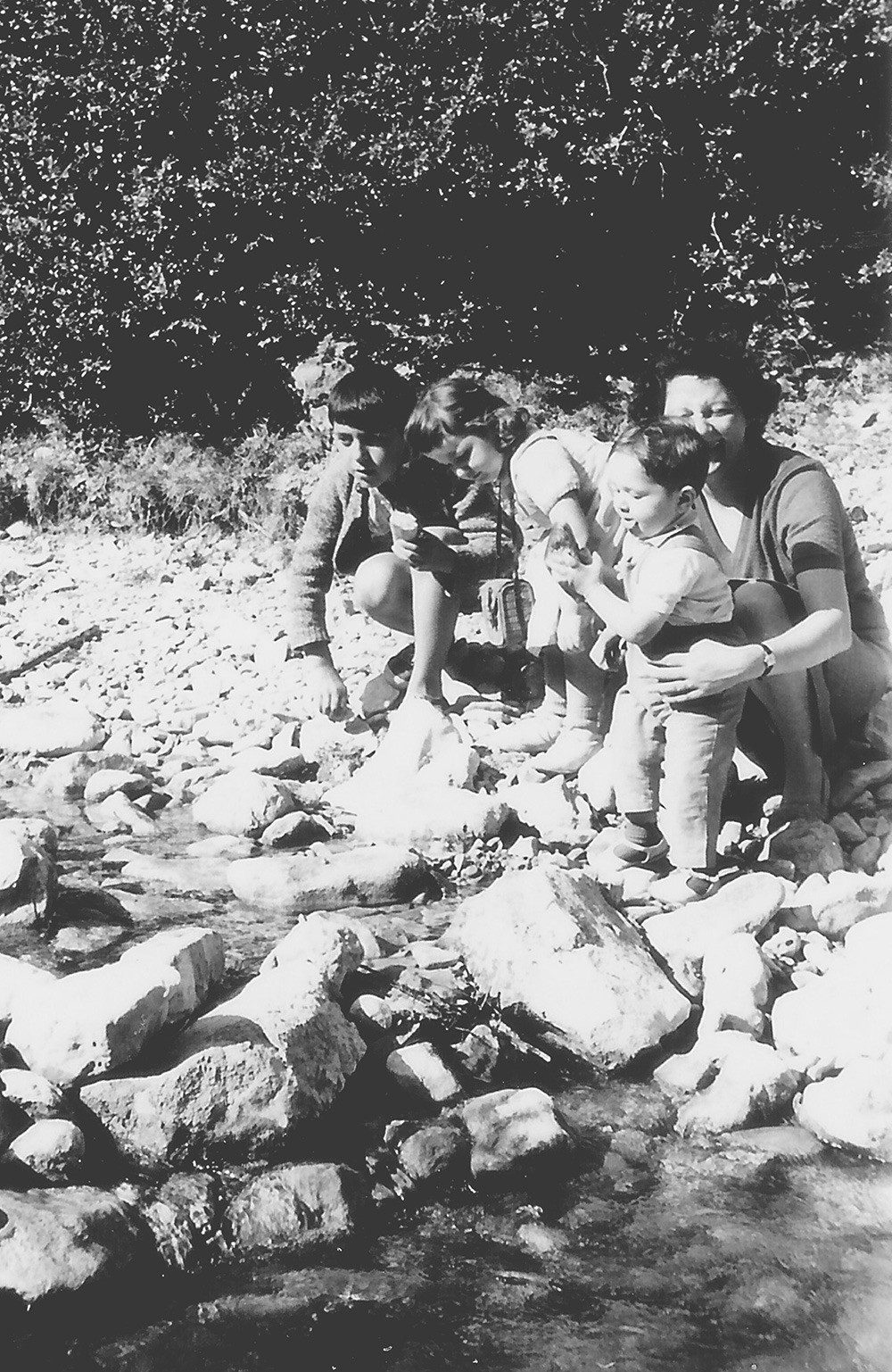 Paulette TERRASSE et ses 2 enfants Laurence et Thierry, avec Jean-Luc ROUDIER  à Montbrand en juillet 1962