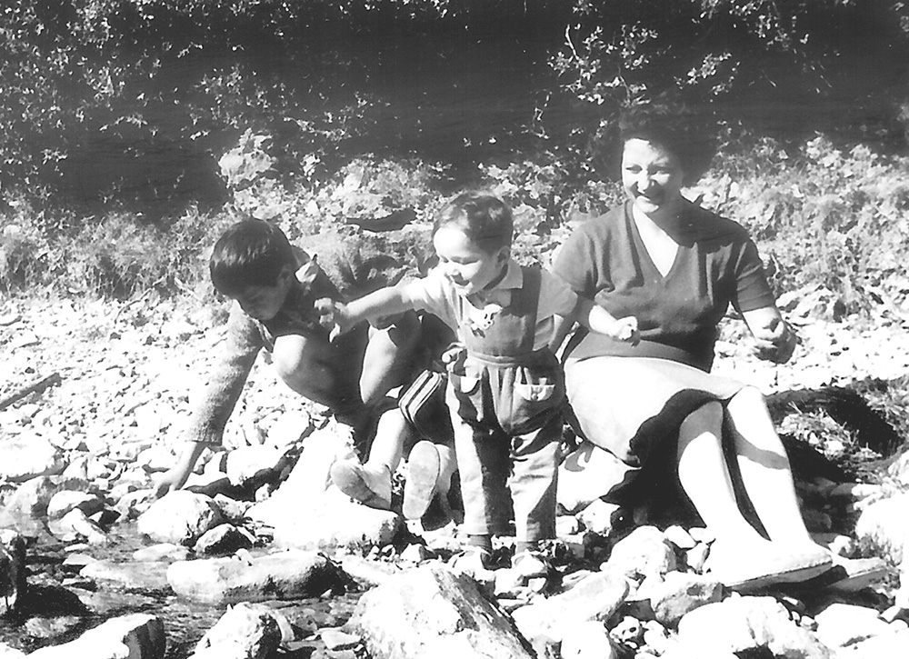 Paulette TERRASSE et ses 2 enfants Laurence et Thierry, avec Jean-Luc ROUDIER  à Montbrand en juillet 1962
