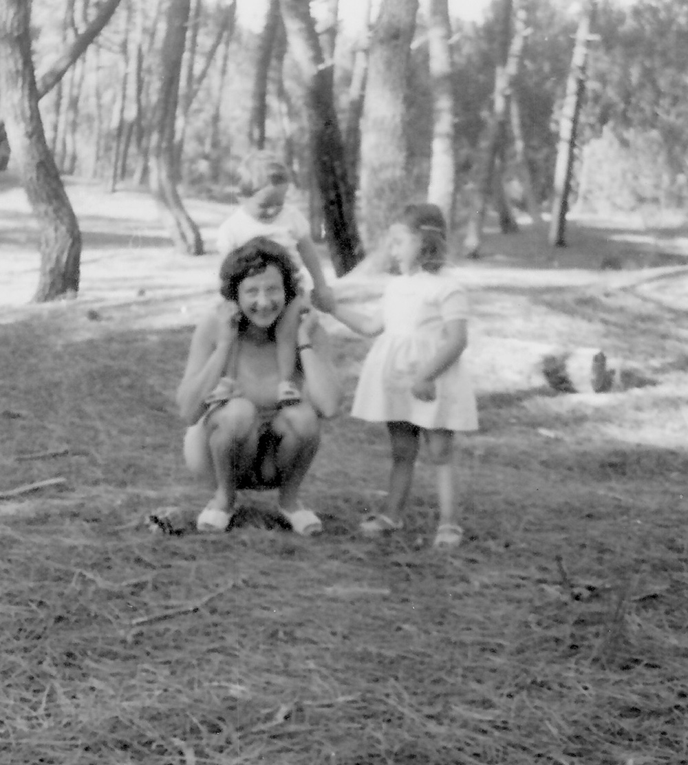 Paulette TERRASSE et ses enfants : Laurence (3,5 ans ) et Thierry (21 mois)