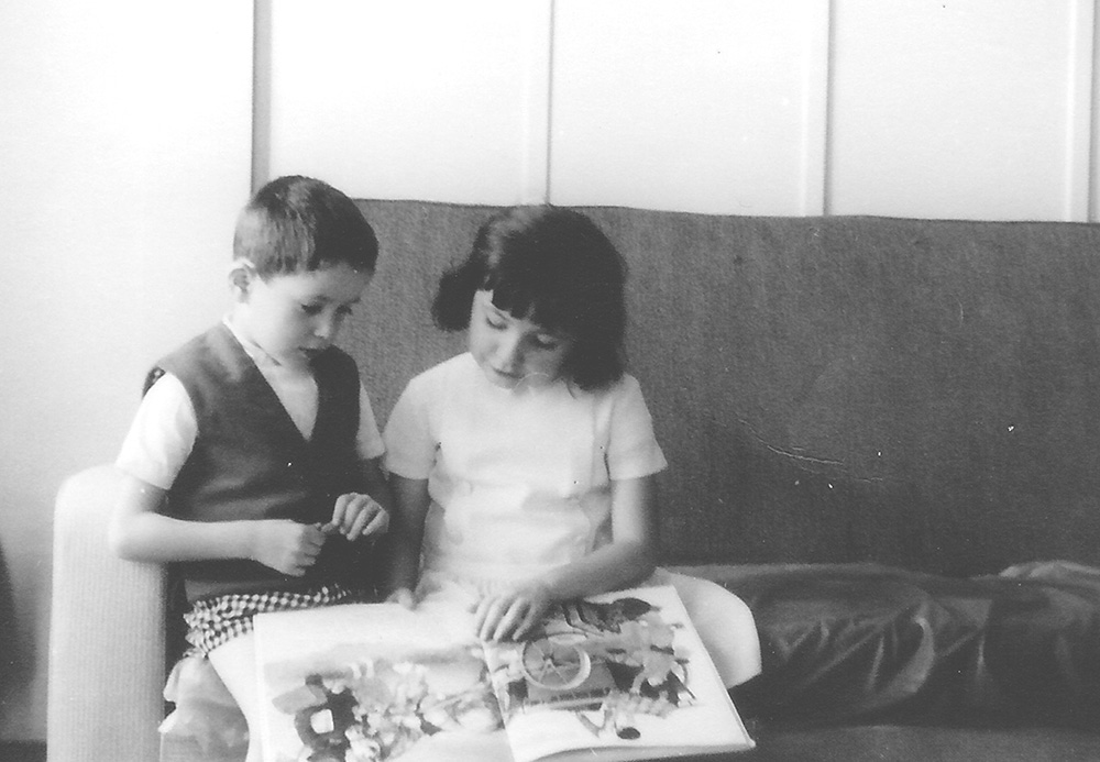 Laurence (7 ans) et Thierry (5 ans) AUNE jouent tranquillement