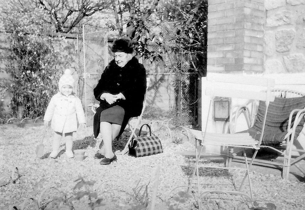 Rolande TERRASSE et sa petite fille Isabelle AUNE à la Varenne (Pâques 1967)