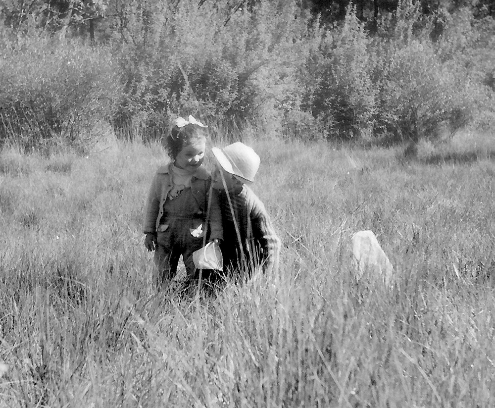 Isabelle AUNE à 21 mois avec son frère à Cuges en mai 1967