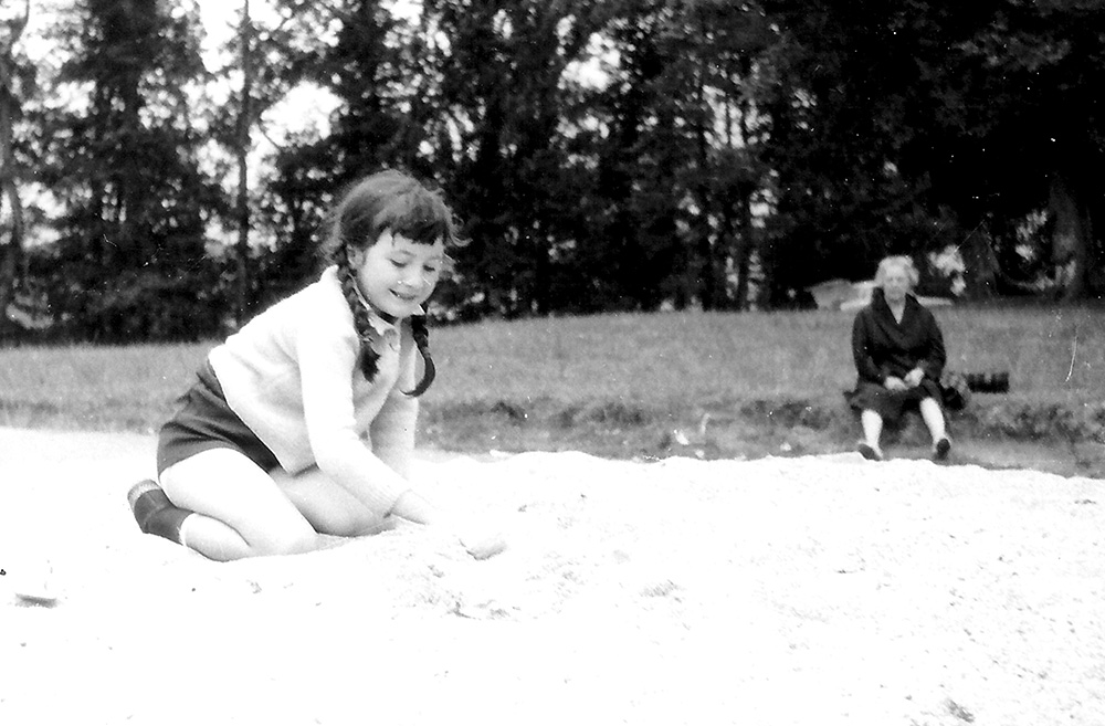 Laurence AUNE avec sa grand mère Rolande TERRASSE en août 1967